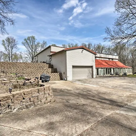 Quiet Memphis Home On 20 Acres 10 Mi To Downtown!